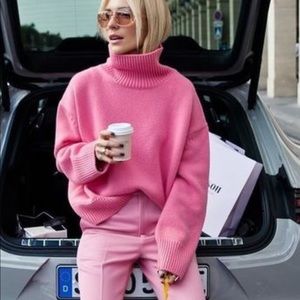 Super stunning  pinkish rose color cashmere sweater .It fits someone size SMALL